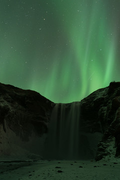 冬季冰岛极光与斯科加瀑布