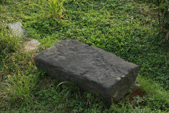 农家院里的石条凳
