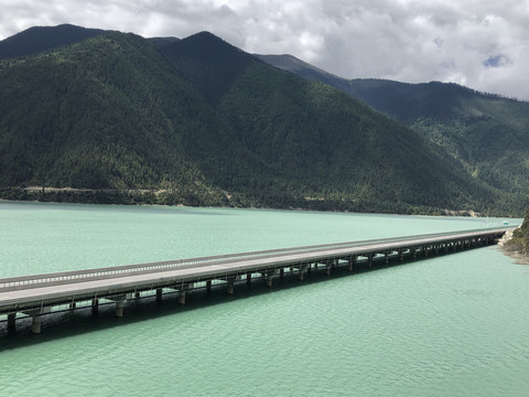 西藏林芝高速路河流风景图