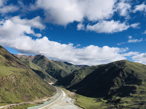西藏蓝天白云高山公路风景
