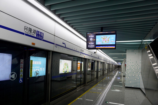 成都地铁兴隆湖站站台内景