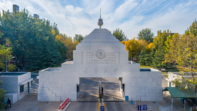 天津大学东门秋色