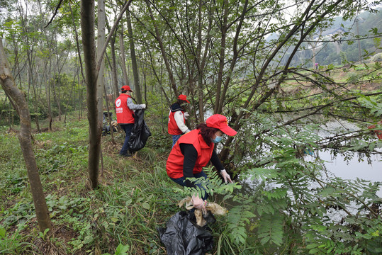 志愿者清理河道