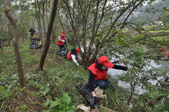 志愿者清理河道