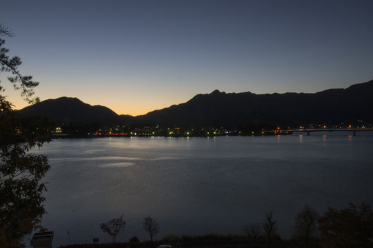 夜晚的湖面