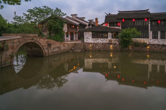 中国无锡巡塘古镇和古运河夜景