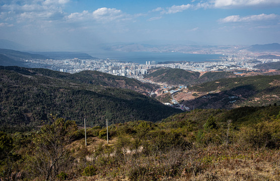 从山顶上俯瞰城市