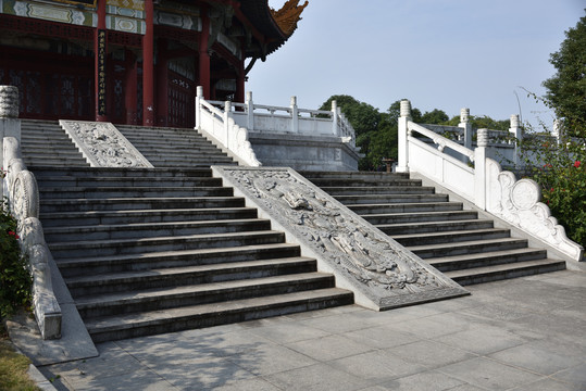 雕龙楼梯