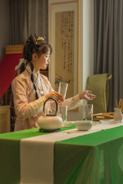 室内古装女性与茶具