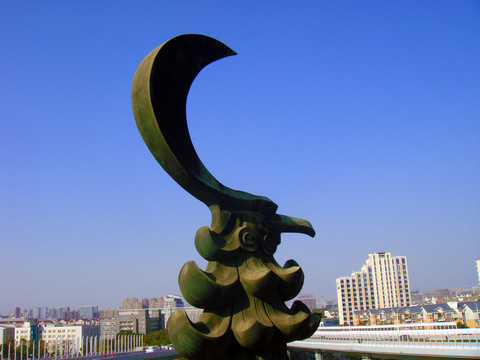 青铜鸟头雕塑