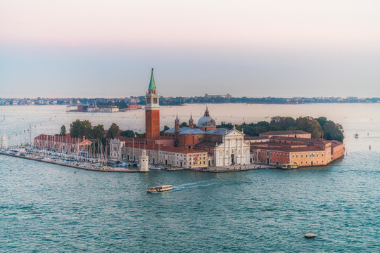威尼斯黄昏城市天际线风景