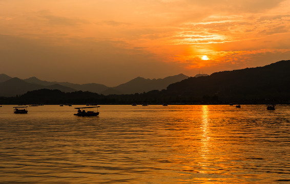 黄昏西湖