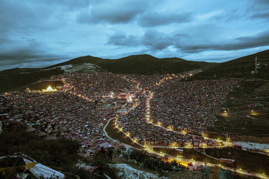 山里的城市夜景