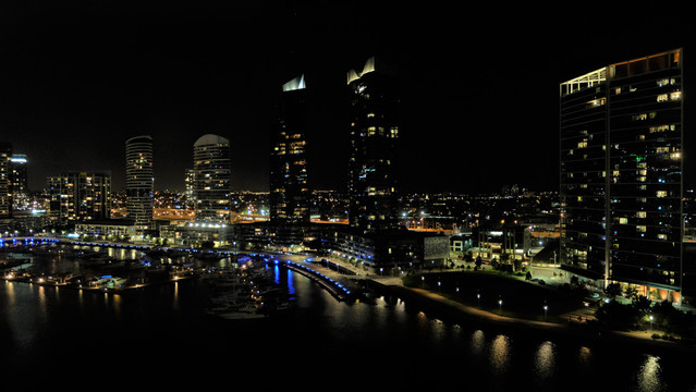 沿河城市夜景