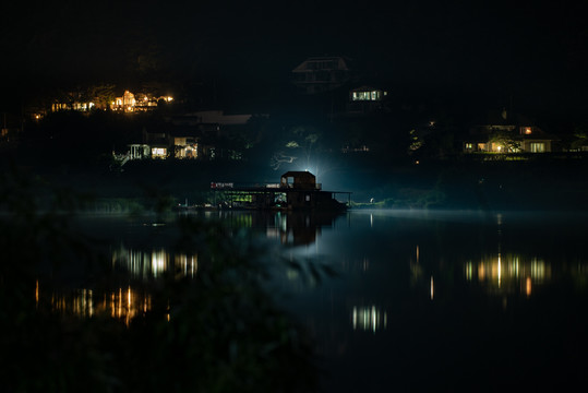 夜色中的湖泊