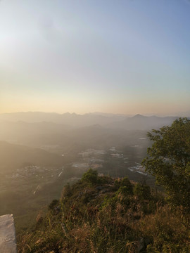 夕阳西下天界石栈道风景