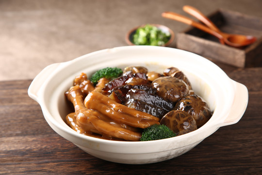 花菇海参鹅掌煲