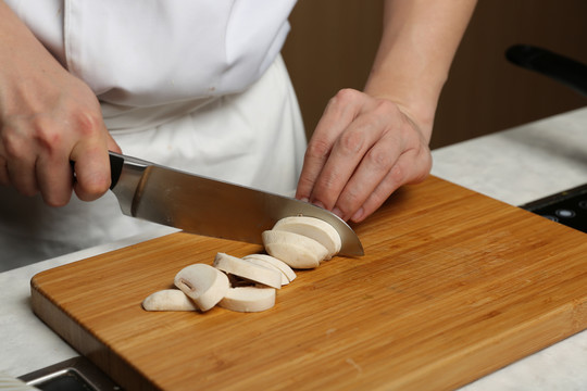 厨师切白蘑菇