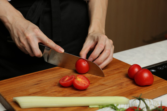 厨师切小西红柿