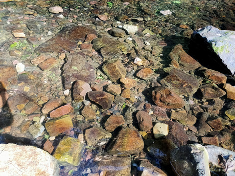 石头与溪水