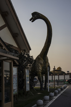 高速芳茂山服务区恐龙模型