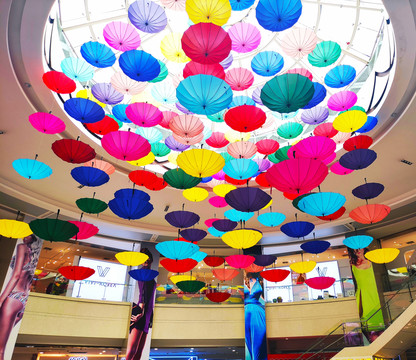 商场彩色伞装饰