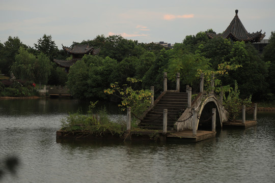 河流拱桥