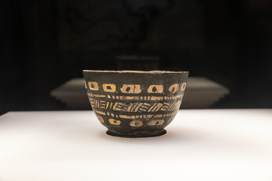 大溪文化彩陶碗