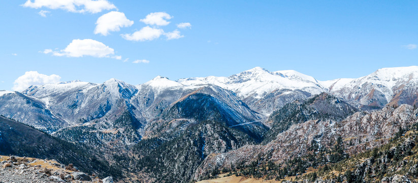 青藏高原的雪山远山
