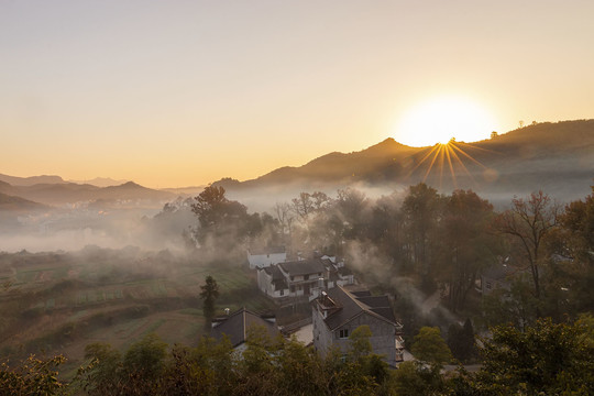 山村美丽的早晨