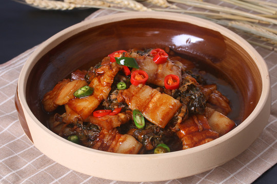 酸菜焖土猪肉