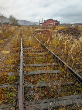 废弃的铁路铁轨