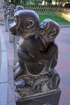 猴子雕塑