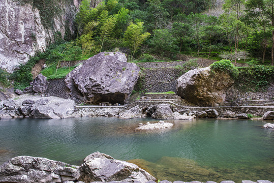 峡谷溪水