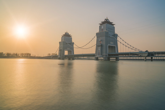 中国扬州万福大桥和古运河风光