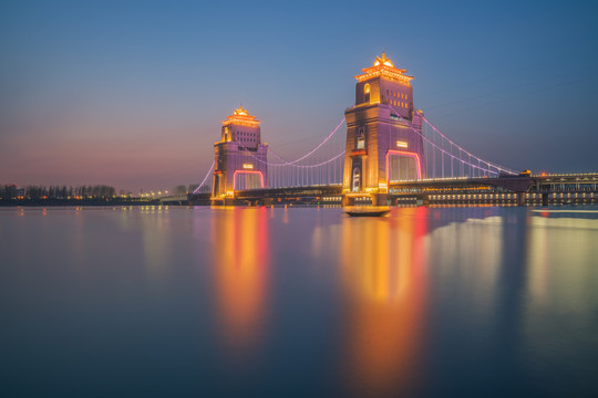 中国扬州万福大桥和古运河风光
