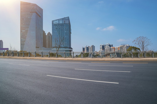 中国宜兴现代城市建筑和高速公路