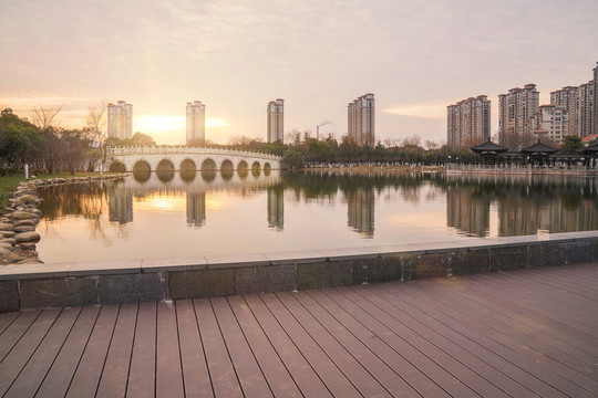 中国江苏宜兴团氿公园风光古建筑
