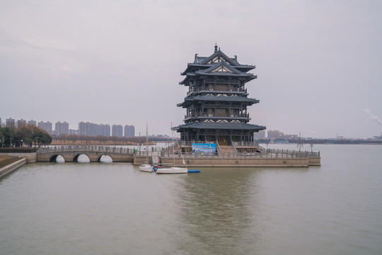 中国江苏宜兴团氿公园风光古建筑