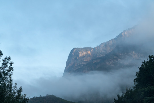 浓雾中的高山