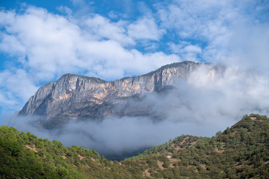 浓雾中的高山