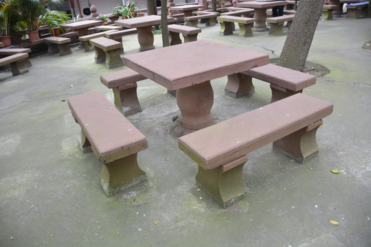石桌与石凳