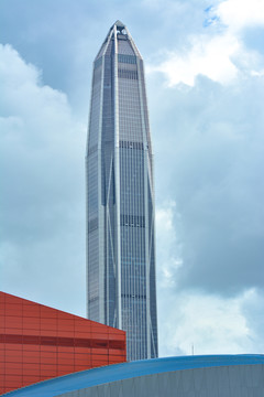 阴雨天下的深圳平安金融中心大厦