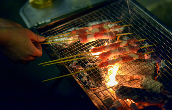 烧烤炉上的羊肉串