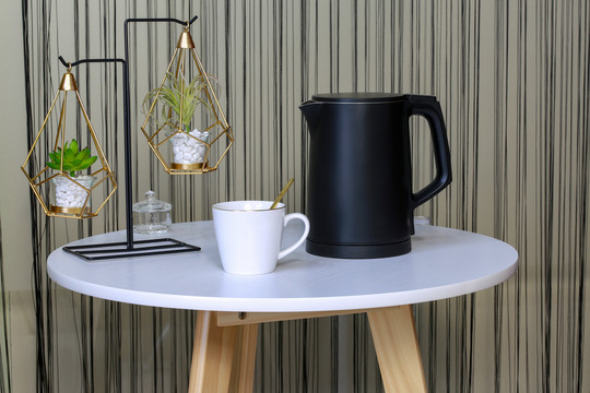 桌子上的电水壶和茶杯