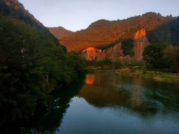 山村河畔风景