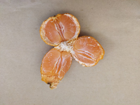 打开的橘子