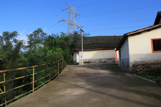 乡村民居高压铁塔