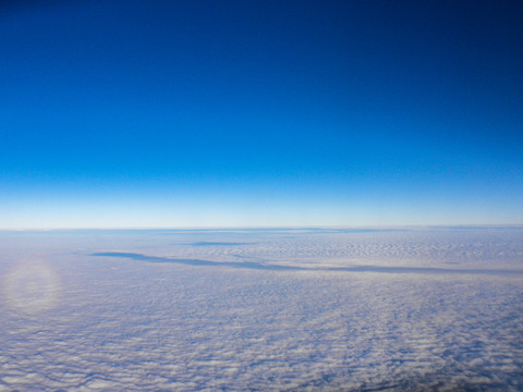 飞机向下俯瞰蓝天云层