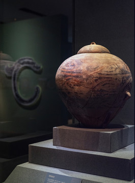 红山文化晚期彩陶盖瓮
